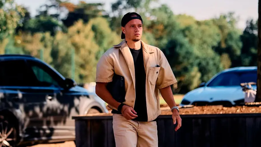 Mykhailo Mudryk arriving in a neutral-toned lifestyle outfit