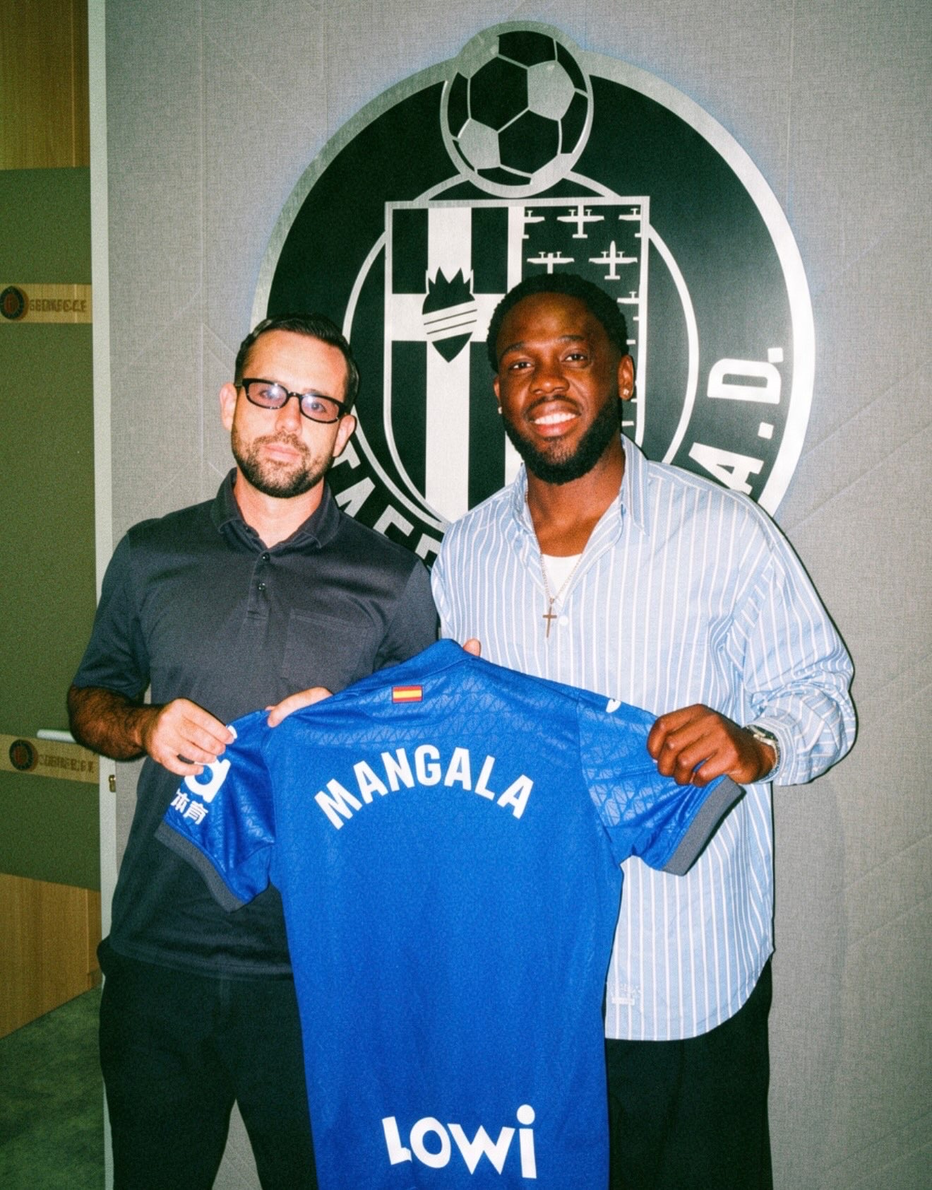 Jordan Foster with Orel Mangala holding a Getafe shirt